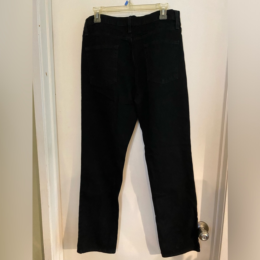 Men's straight recto jeans. Solid black 34Wx 32L A versatile staple in wardrobe!